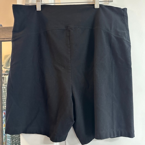 Black Old Navy Maternity XL Cotton Bike Shorts 5” Inseam - Picture 2 of 4
